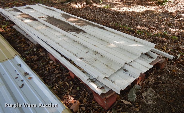 image for item FR9208 Approximately 30 sheets of steel siding/roofing