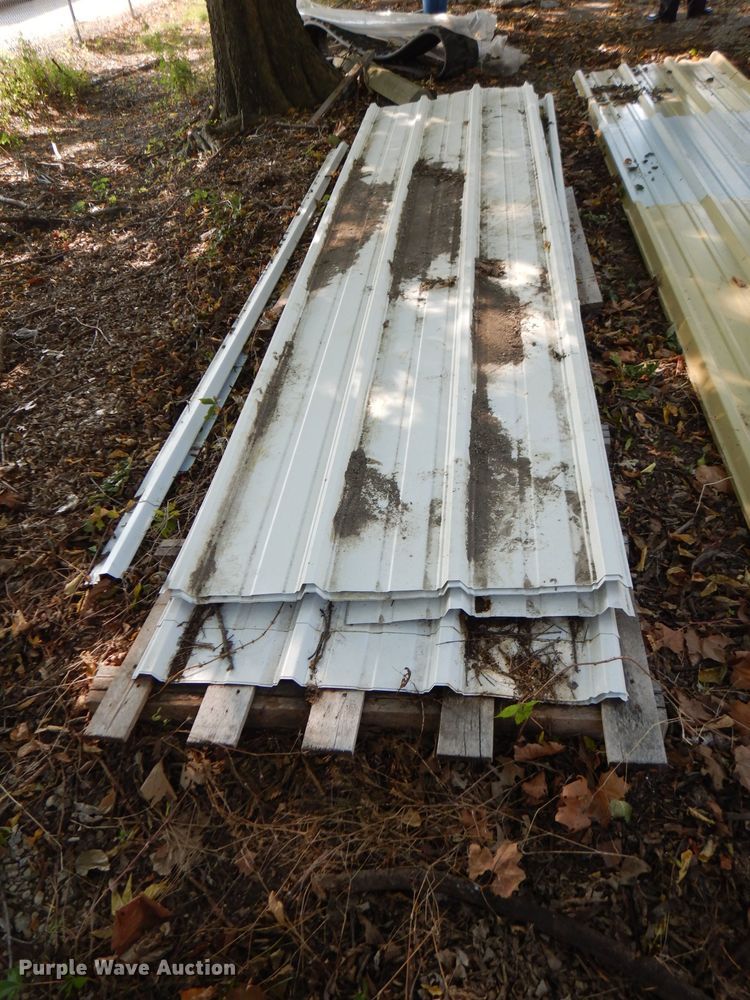 image for item FR9208 Approximately 30 sheets of steel siding/roofing