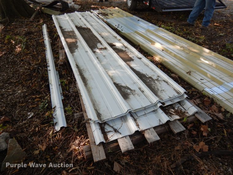 image for item FR9208 Approximately 30 sheets of steel siding/roofing