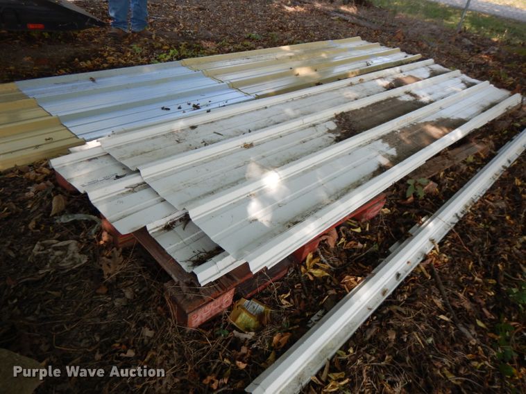 image for item FR9208 Approximately 30 sheets of steel siding/roofing