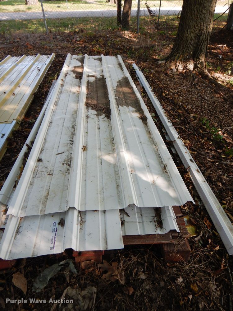 image for item FR9208 Approximately 30 sheets of steel siding/roofing