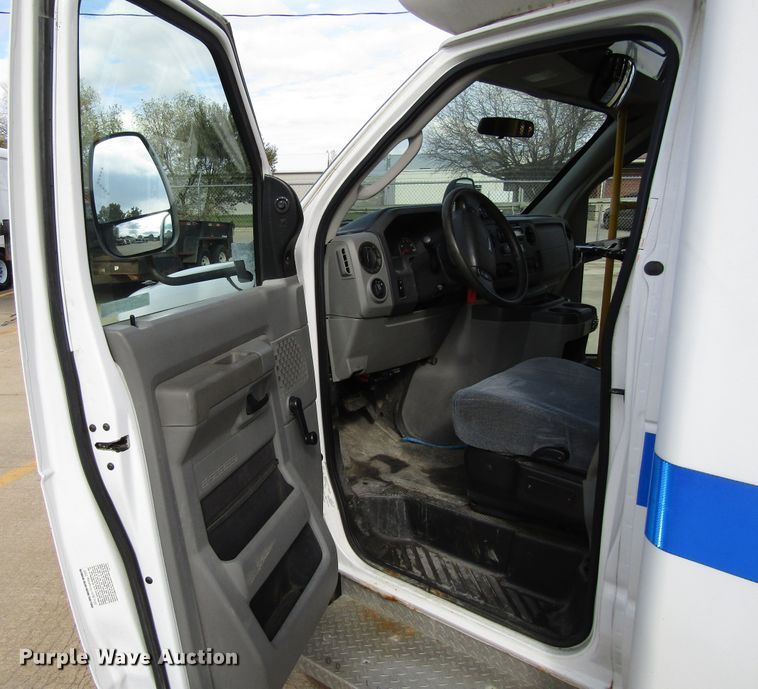 image for item GQ9199 2009 Ford E450  shuttle bus