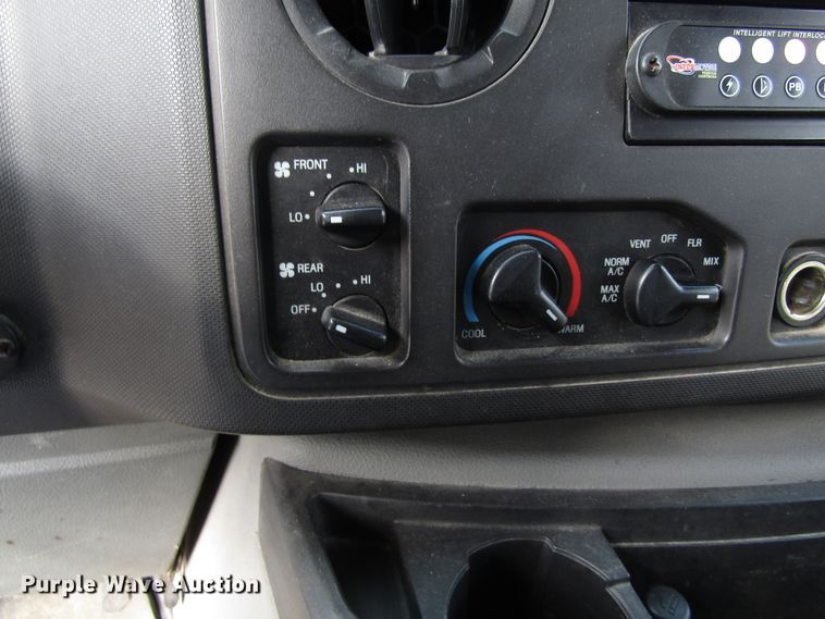 image for item GQ9199 2009 Ford E450  shuttle bus