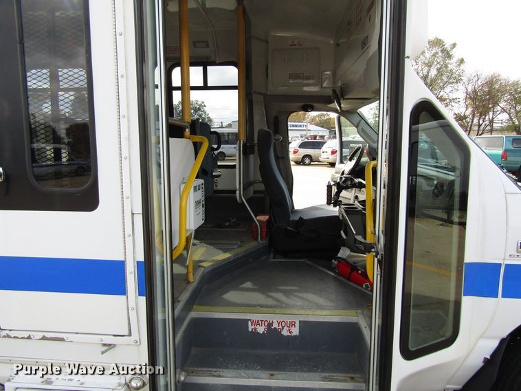 image for item GQ9199 2009 Ford E450  shuttle bus