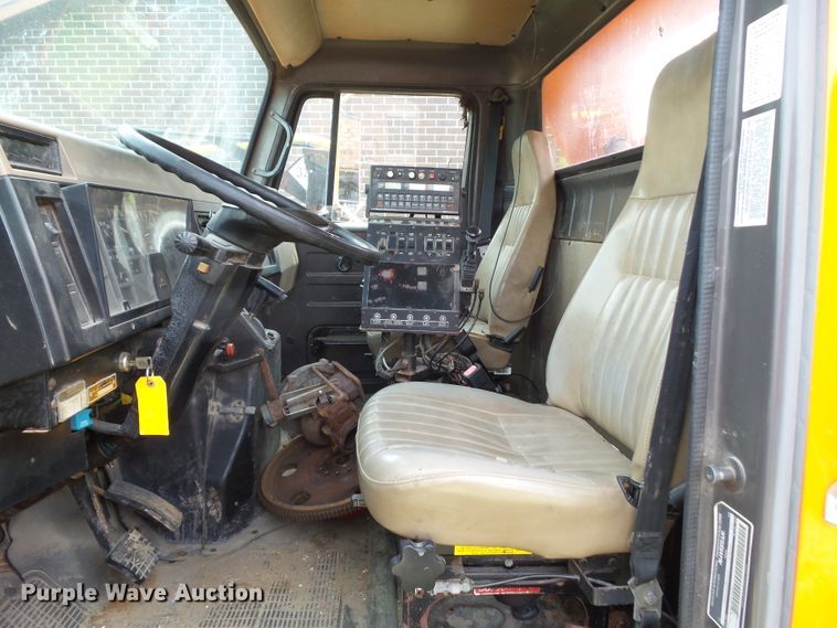 image for item GX9155 1995 International 4700  dump truck