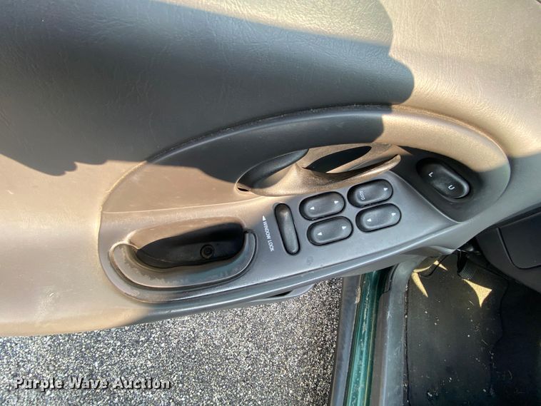 image for item HE9836 1999 Ford Taurus