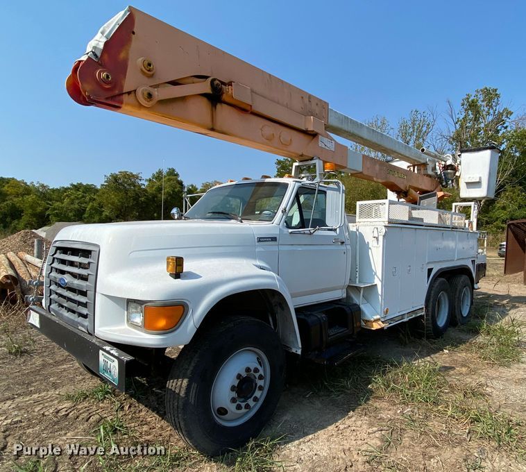 image for item HE9844 1997 Ford FT900  bucket truck