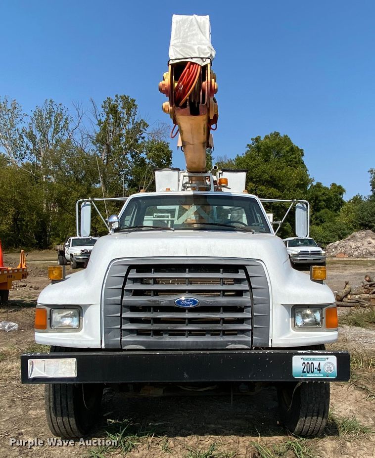 image for item HE9844 1997 Ford FT900  bucket truck