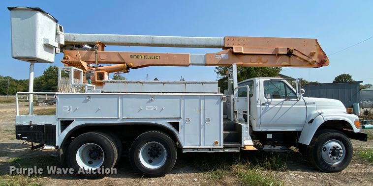 image for item HE9844 1997 Ford FT900  bucket truck