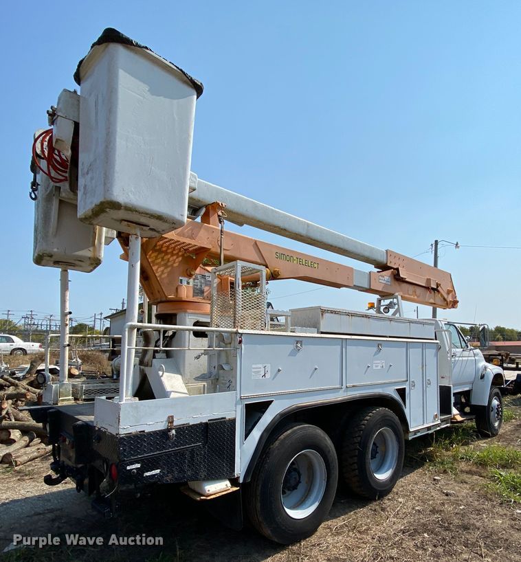 image for item HE9844 1997 Ford FT900  bucket truck