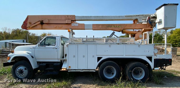image for item HE9844 1997 Ford FT900  bucket truck