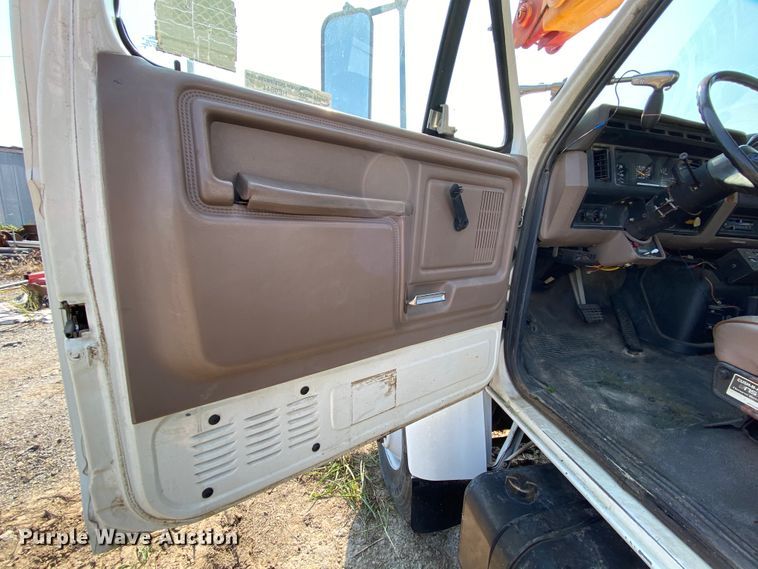 image for item HE9844 1997 Ford FT900  bucket truck