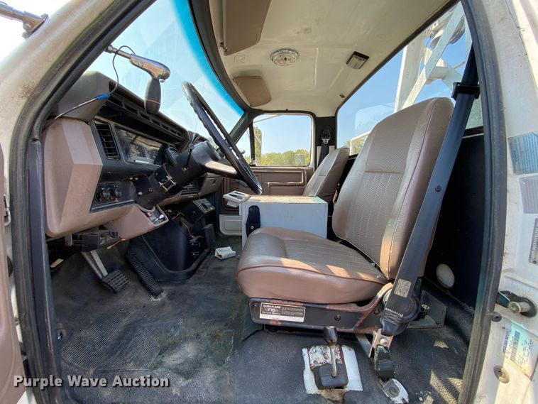 image for item HE9844 1997 Ford FT900  bucket truck