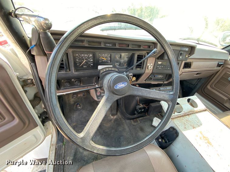 image for item HE9844 1997 Ford FT900  bucket truck