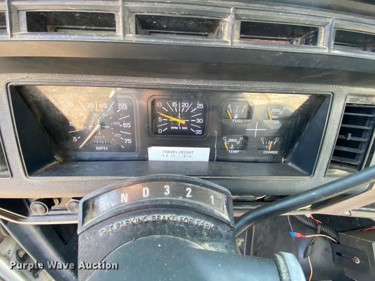 image for item HE9844 1997 Ford FT900  bucket truck