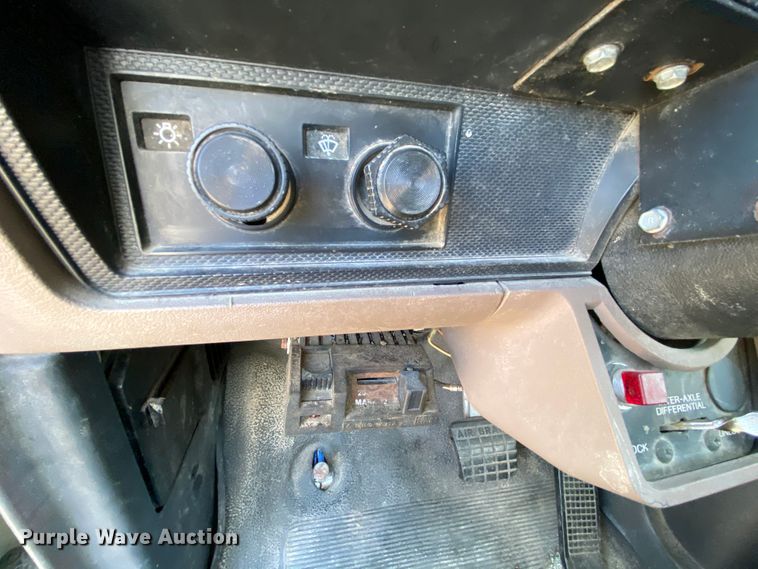 image for item HE9844 1997 Ford FT900  bucket truck