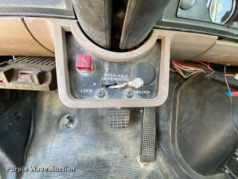 image for item HE9844 1997 Ford FT900  bucket truck