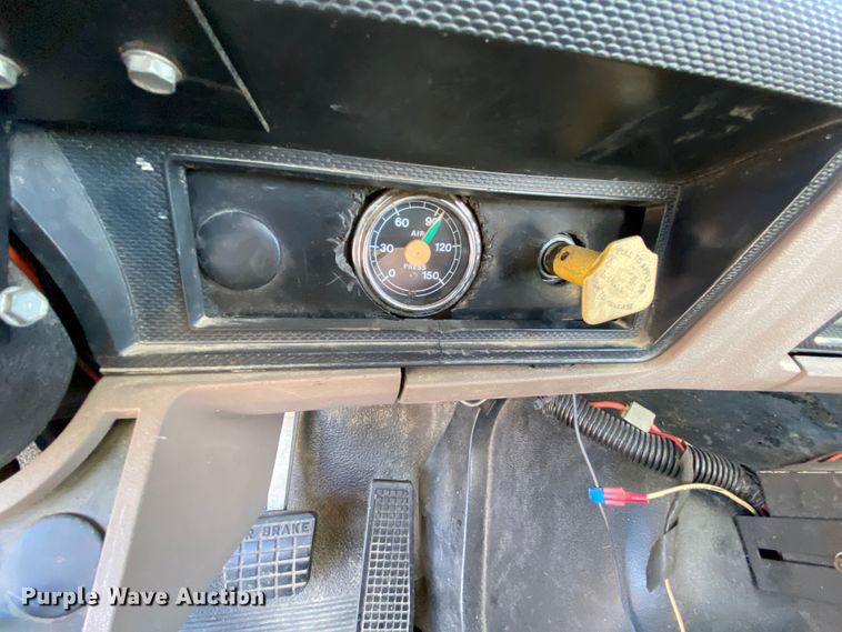 image for item HE9844 1997 Ford FT900  bucket truck