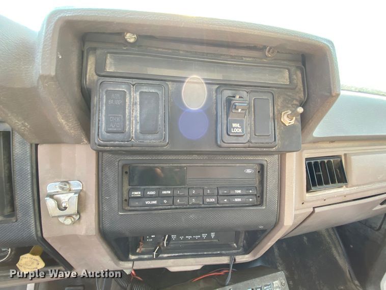 image for item HE9844 1997 Ford FT900  bucket truck