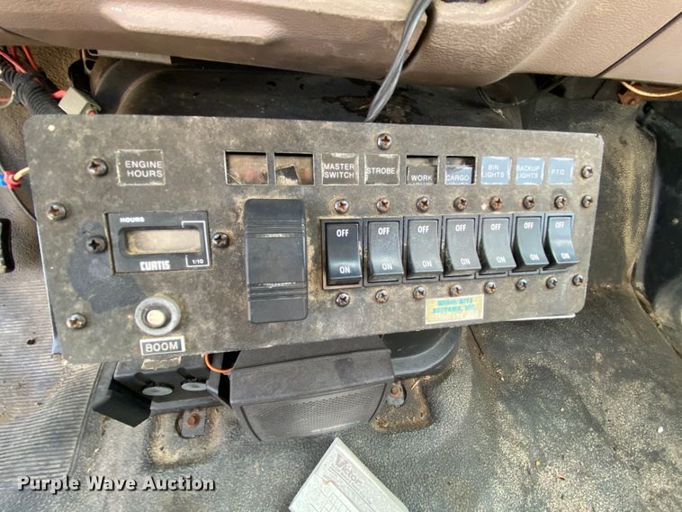 image for item HE9844 1997 Ford FT900  bucket truck