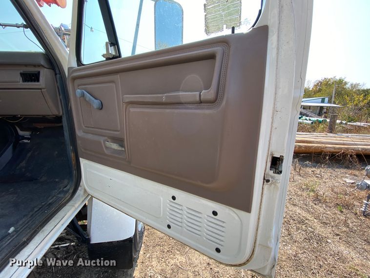 image for item HE9844 1997 Ford FT900  bucket truck