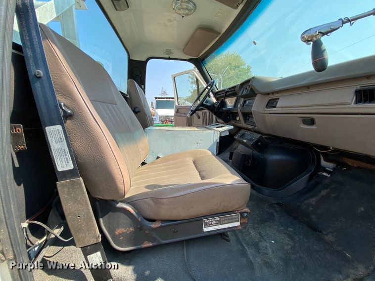 image for item HE9844 1997 Ford FT900  bucket truck