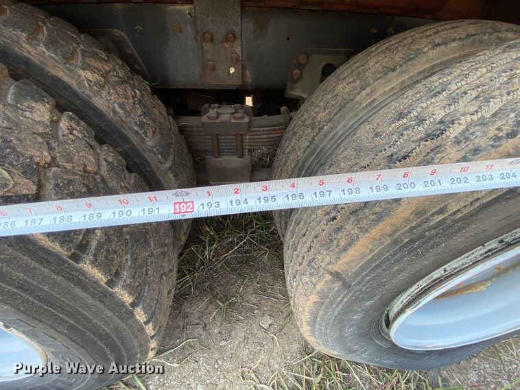 image for item HE9844 1997 Ford FT900  bucket truck