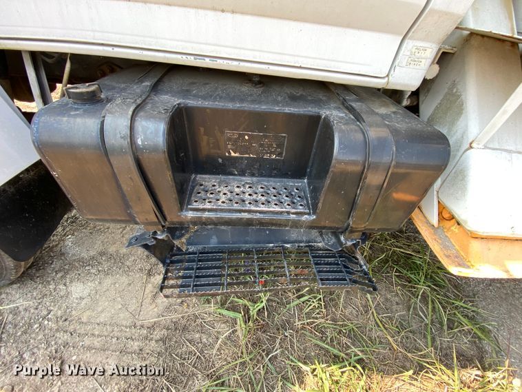 image for item HE9844 1997 Ford FT900  bucket truck