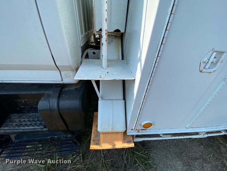 image for item HE9844 1997 Ford FT900  bucket truck