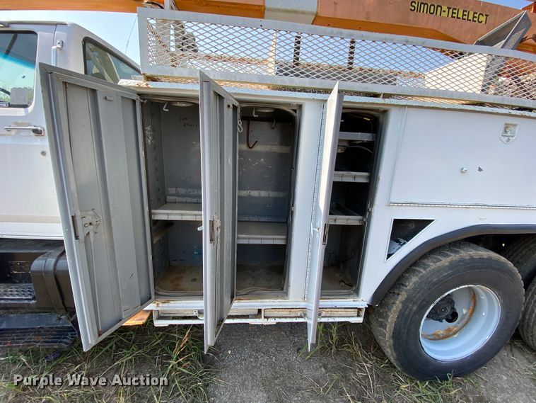 image for item HE9844 1997 Ford FT900  bucket truck