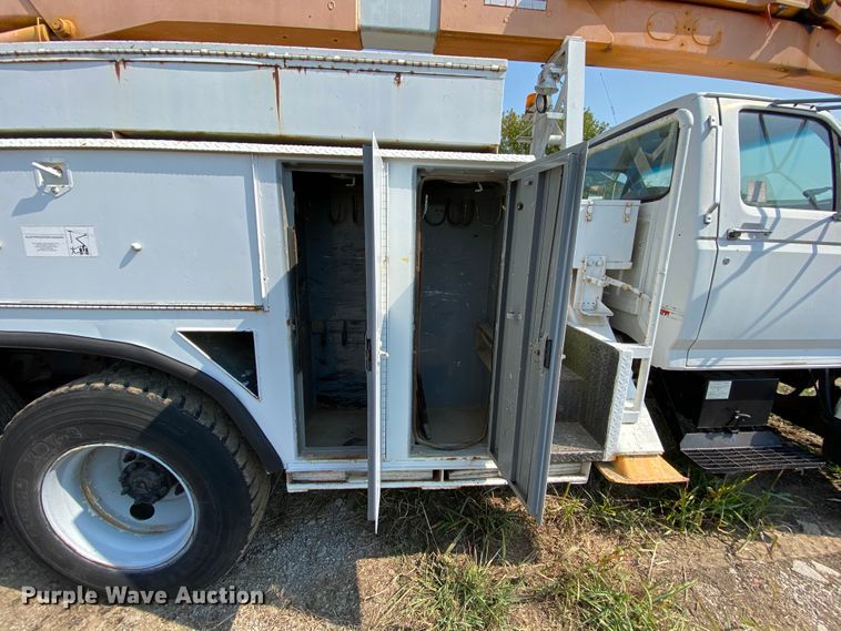 image for item HE9844 1997 Ford FT900  bucket truck