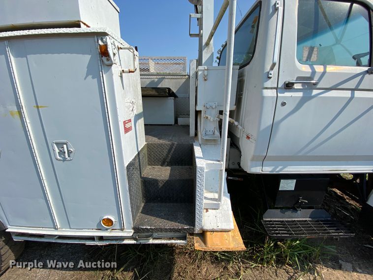 image for item HE9844 1997 Ford FT900  bucket truck