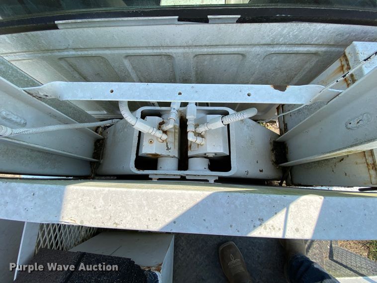 image for item HE9844 1997 Ford FT900  bucket truck