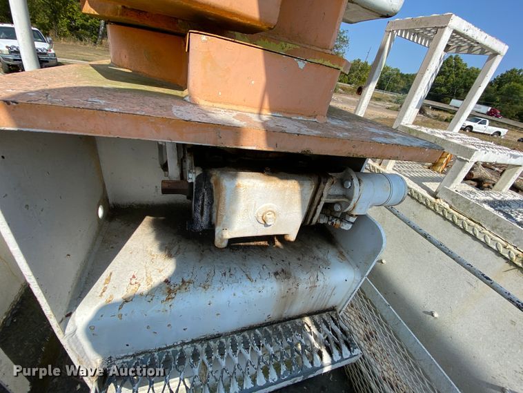 image for item HE9844 1997 Ford FT900  bucket truck