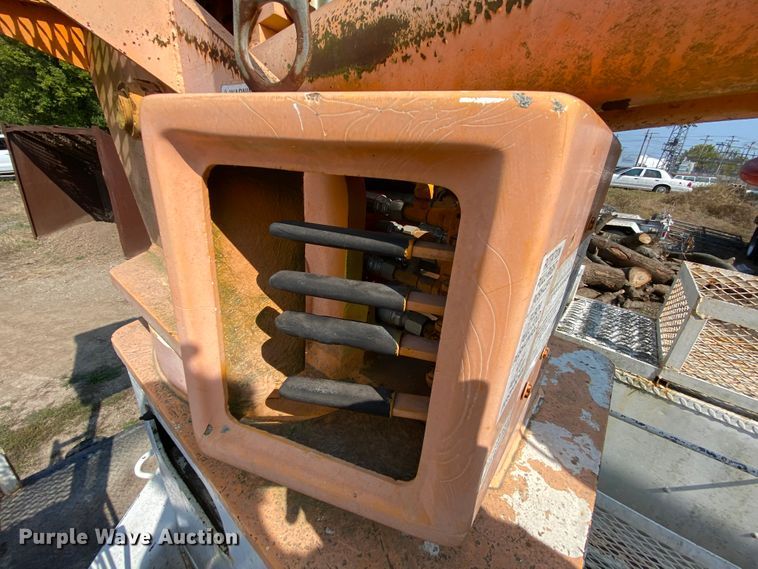 image for item HE9844 1997 Ford FT900  bucket truck