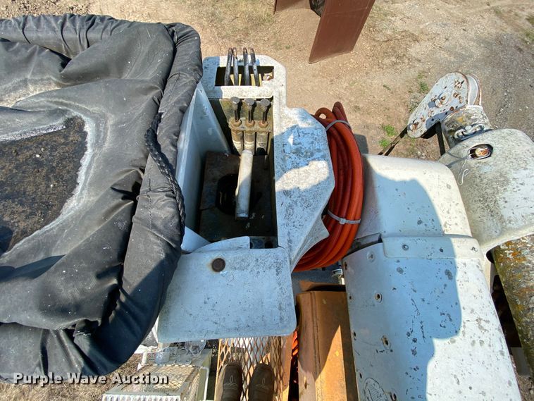 image for item HE9844 1997 Ford FT900  bucket truck