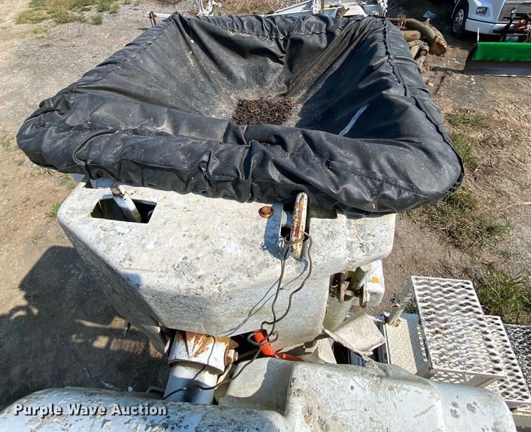 image for item HE9844 1997 Ford FT900  bucket truck