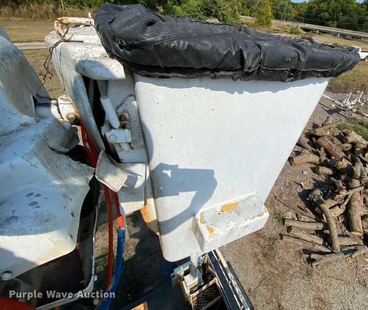 image for item HE9844 1997 Ford FT900  bucket truck