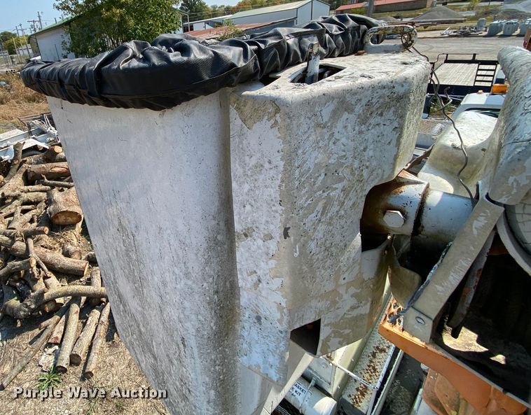 image for item HE9844 1997 Ford FT900  bucket truck