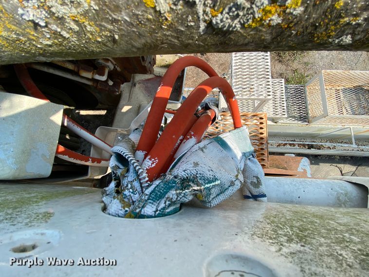 image for item HE9844 1997 Ford FT900  bucket truck