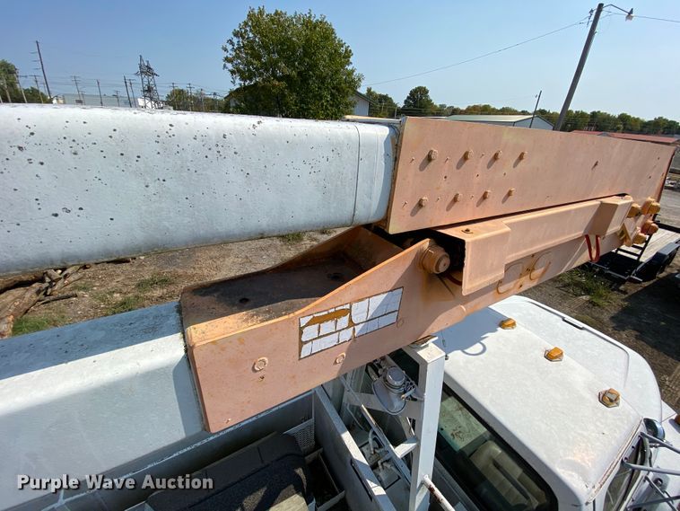 image for item HE9844 1997 Ford FT900  bucket truck