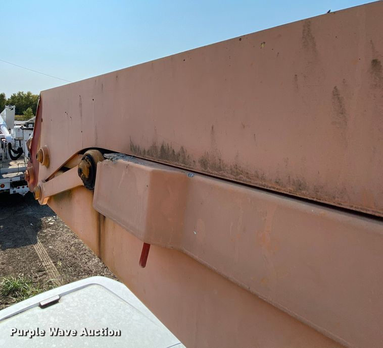 image for item HE9844 1997 Ford FT900  bucket truck