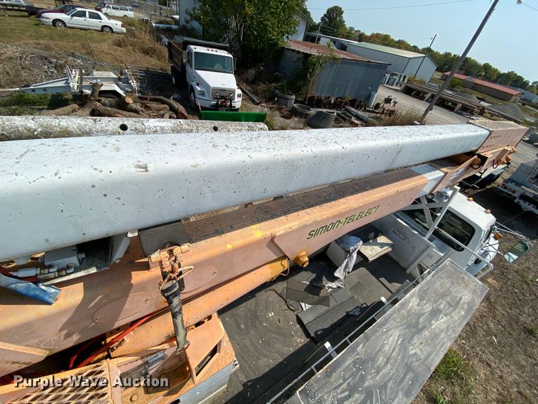 image for item HE9844 1997 Ford FT900  bucket truck