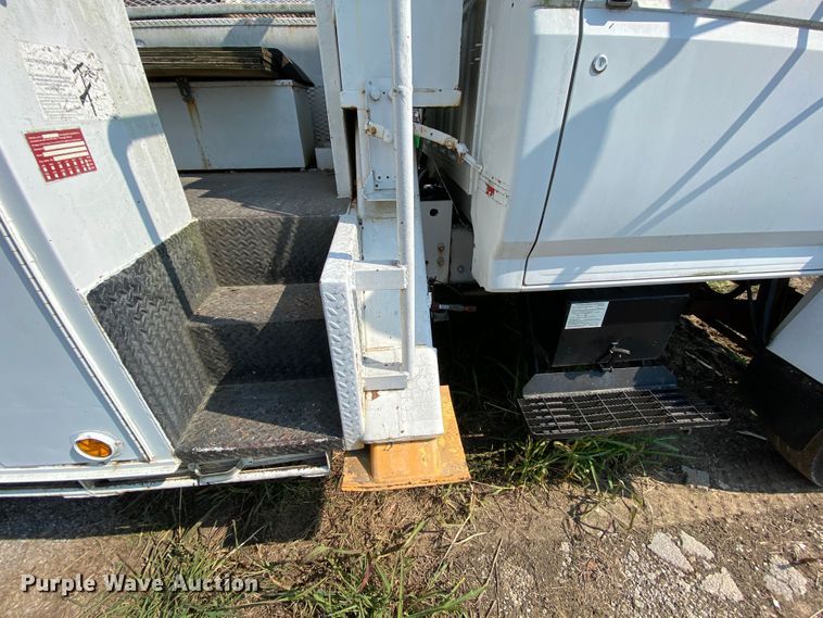 image for item HE9844 1997 Ford FT900  bucket truck