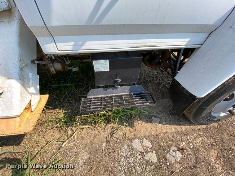 image for item HE9844 1997 Ford FT900  bucket truck