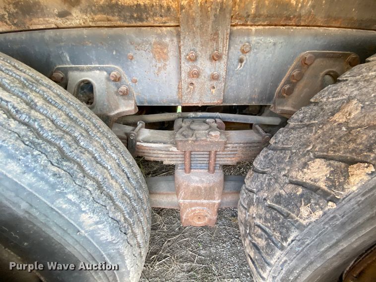 image for item HE9844 1997 Ford FT900  bucket truck