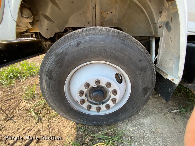 image for item HE9844 1997 Ford FT900  bucket truck