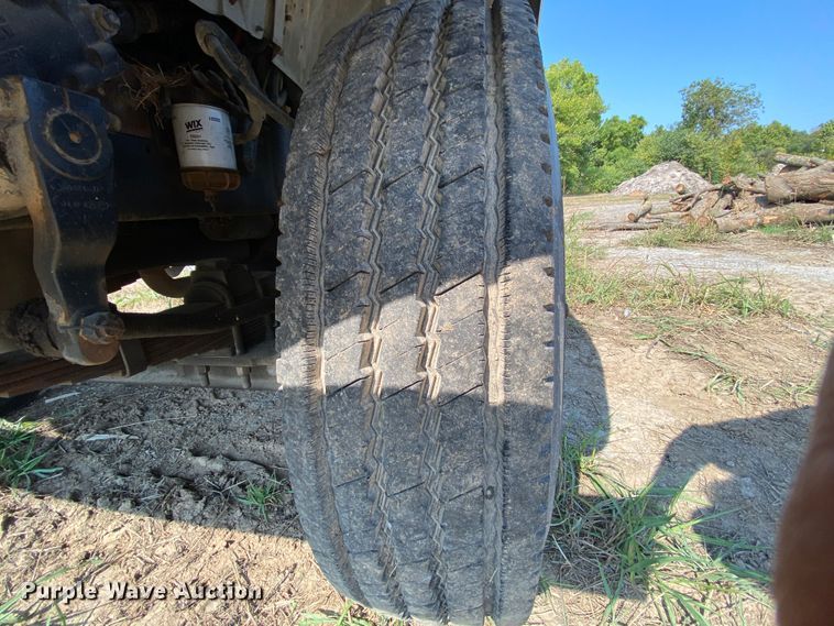image for item HE9844 1997 Ford FT900  bucket truck
