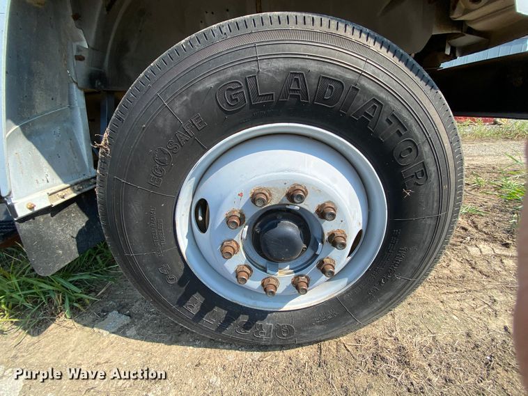 image for item HE9844 1997 Ford FT900  bucket truck