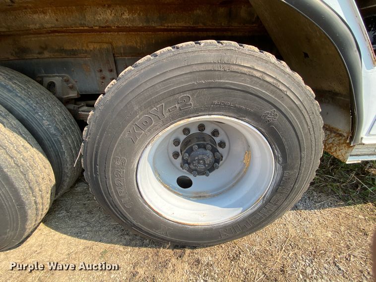 image for item HE9844 1997 Ford FT900  bucket truck